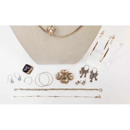 39 - A selection of silver jewellery, gross weight 59g. UK shipping £14.
