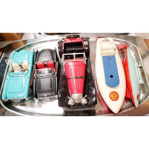 215 - Two vintage tin plate Sutcliffe models: Unda-Wunda and a Racer I speed boat together with three mode... 