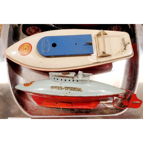 215 - Two vintage tin plate Sutcliffe models: Unda-Wunda and a Racer I speed boat together with three mode... 