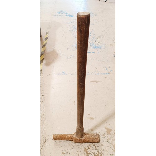 286 - A spike maul hammer, length 91.5cm. No shipping. Arrange collection or your own packer and shipper, ... 