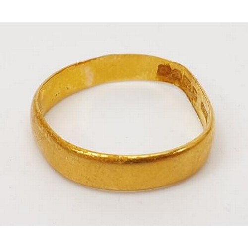 19 - A hallmarked 22ct gold wedding band, A/F, weight 3g. UK shipping £14.