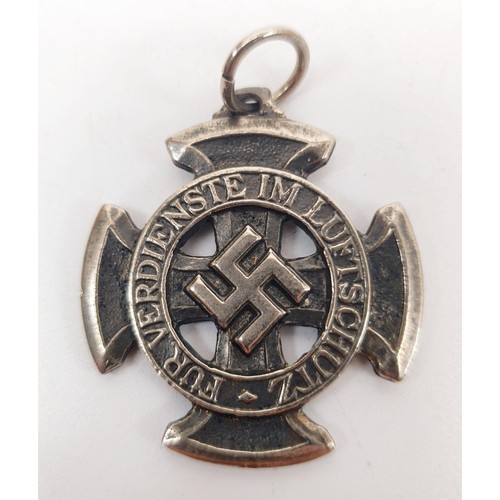 228 - A WWII German Luftschutz medal 1st Class, no ribbon. UK shipping £14. Due to the nature of these ite... 