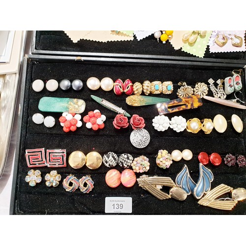 139 - A selection of costume jewellery. UK shipping £14.