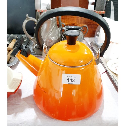 143 - A Le Creuset kettle and oven dish. No shipping. Arrange collection or your own packer and shipper, p... 