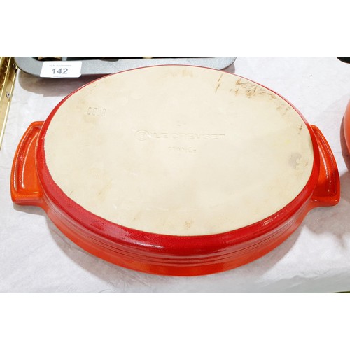 143 - A Le Creuset kettle and oven dish. No shipping. Arrange collection or your own packer and shipper, p... 