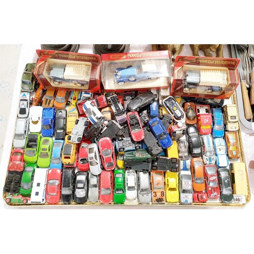 146 - A tray of loose and boxed toy vehicles. UK shipping £14.