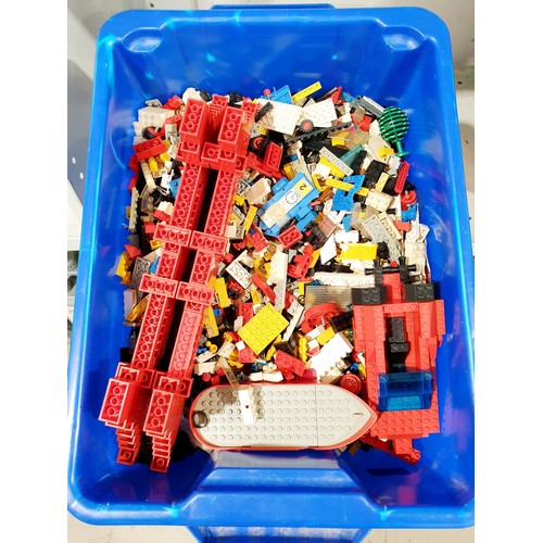 172 - A box containing 7.5kg of vintage Lego. UK shipping £14.