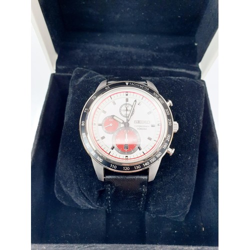 32 - A boxed Seiko 7T92-0NX0 gentleman's stainless steel quartz chronograph wrist watch. UK shipping £14.