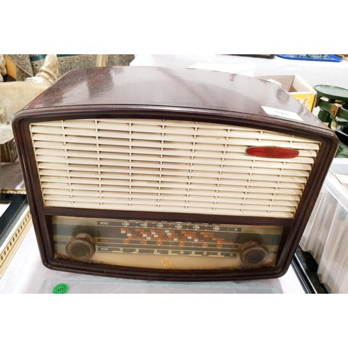 121 - A vintage Bakelite Pye valve radio. No shipping. Arrange collection or your own packer and shipper, ... 