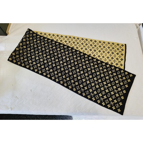 289 - A Louis Vuitton wool and cashmere scarf. UK shipping £14.