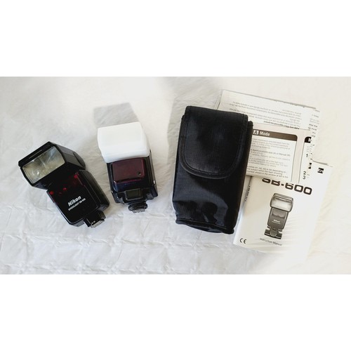 268 - Two Nikon Speed Light flash units: SE600 and SE-22. UK shipping £14.