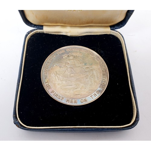 74 - A 1969 Apollo 11 Moon Landing limited edition silver medal, diameter 4cm, weight 31g with certificat... 