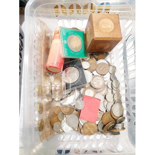 87 - A selection of British and foreign coinage. UK shipping £14.