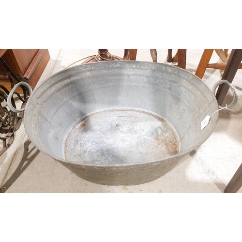 194 - A vintage galvanised tub, width 69.5cm. No shipping. Arrange collection or your own packer and shipp... 