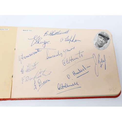 39 - An autograph album featuring signatures of late 50s and early 60s football teams including Leeds Uni... 