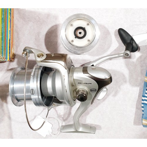 52 - A Penn Surf Master 850 fishing reel. UK shipping £14.