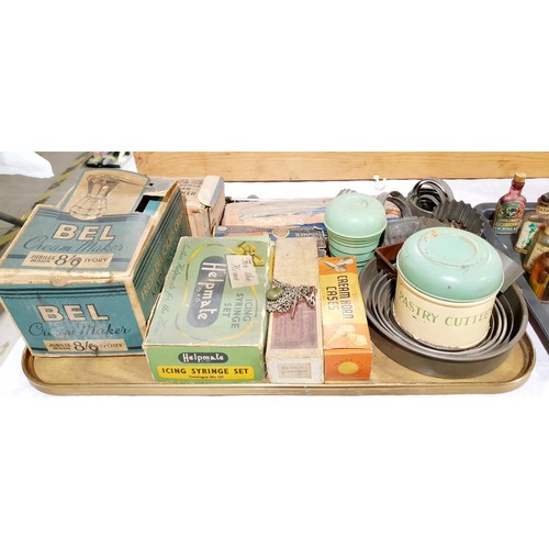 83 - A selection of vintage kitchenware. No shipping. Arrange collection or your own packer and shipper, ... 