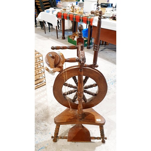 115 - An oak spinning wheel, height 118cm. No shipping. Arrange collection or your own packer and shipper,... 