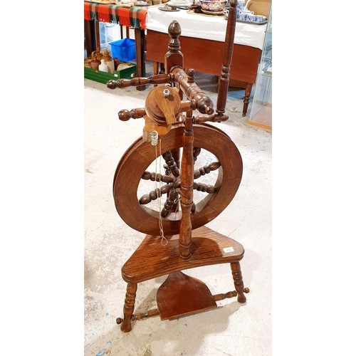 115 - An oak spinning wheel, height 118cm. No shipping. Arrange collection or your own packer and shipper,... 