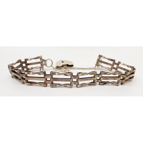 41B - A hallmarked silver gate bracelet, weight 11.6g. UK shipping £14.