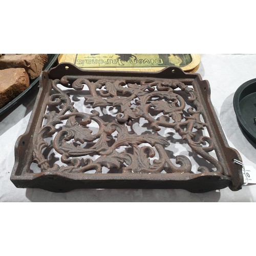 10 - A pair of modern cast iron brackets 28x22x5.5cm.  UK shipping £14.