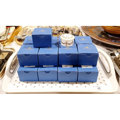 42 - Twenty one new in box Royal Grafton Buckingham Palace 1997 pill boxes, diameter 53mm. UK shipping £1... 