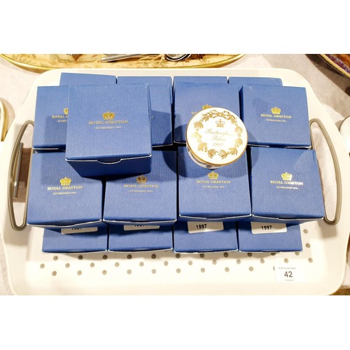 42 - Twenty one new in box Royal Grafton Buckingham Palace 1997 pill boxes, diameter 53mm. UK shipping £1... 