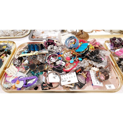 69 - A tray of costume jewellery. UK shipping £14.