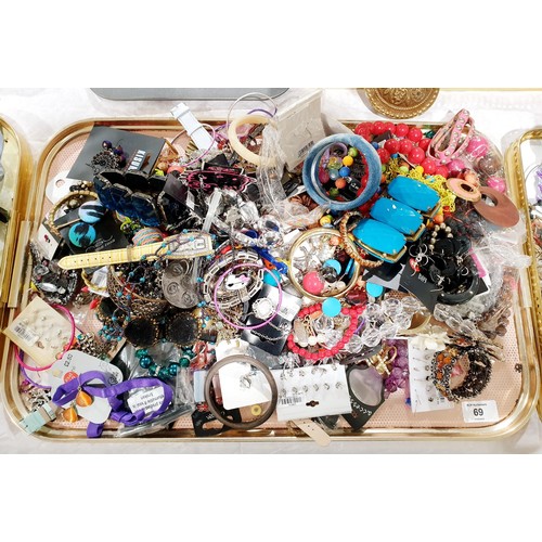 69 - A tray of costume jewellery. UK shipping £14.