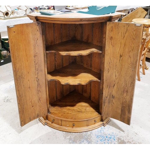 117 - An oak corner cupboard in the classical style, height 106cm. No shipping. Arrange collection or your... 