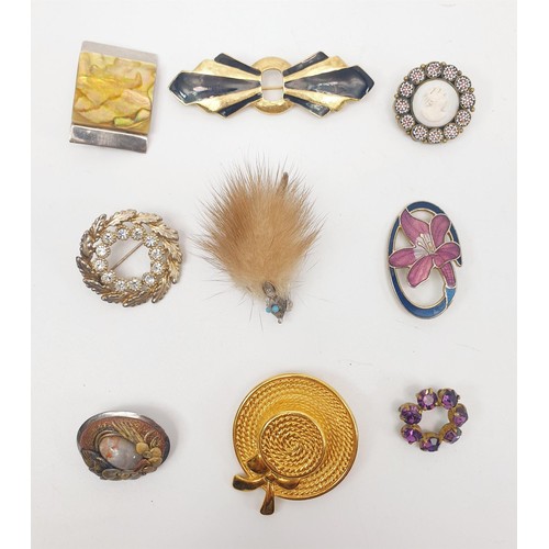 29 - A selection of vintage and later brooches. UK shipping £14.