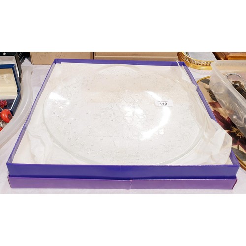 110 - A boxed Neiman Marcus glass 1999 Christmas charger, diameter 33cm. No shipping. Arrange collection o... 