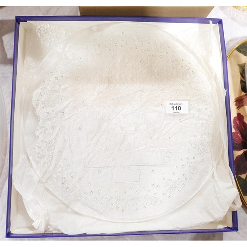 110 - A boxed Neiman Marcus glass 1999 Christmas charger, diameter 33cm. No shipping. Arrange collection o... 