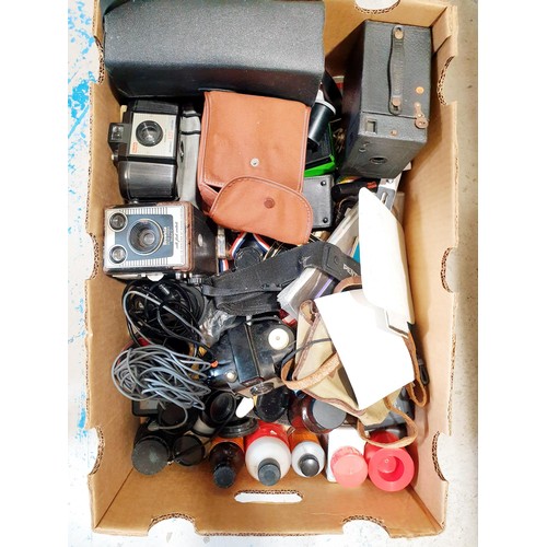 287 - Vintage cameras and camera accessories. UK shipping £14.