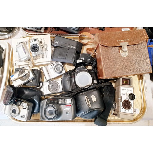 294 - A selection of cameras and a Bell & Howell One Nine 8mm cine camera. UK shipping £14.