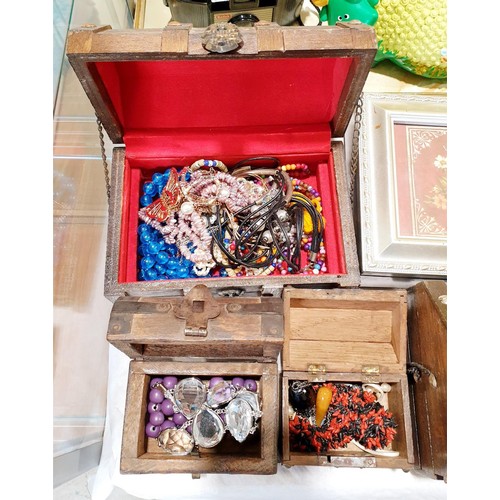 299 - Six jewellery boxes and contents. UK shipping £14.