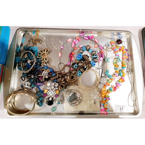 37 - A selection of costume jewellery. UK shipping £14.