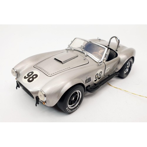 173 - A boxed Franklin Mint model of a Shelby Cobra 427 S/C, length 16.5cm. UK shipping £14.