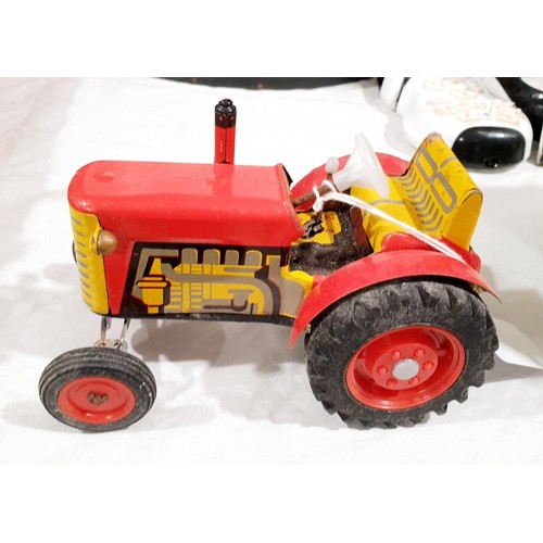 160 - A vintage Zetor tin plate clockwork tractor. UK shipping £14.