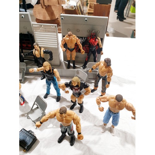 183 - A WWE wrestling ring and twenty figures. UK shipping £14.