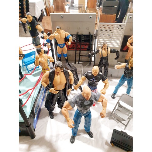 183 - A WWE wrestling ring and twenty figures. UK shipping £14.