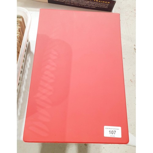 107 - A postcard album including pictures of actors. No international shipping.