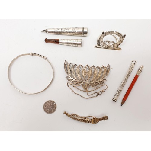 46 - A selection of silver items, gross weight 41g. In house shipping available excluding the United Stat... 