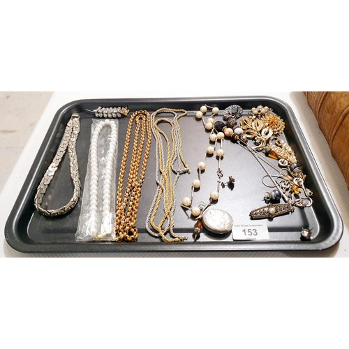 153 - A selection of costume jewellery. In house shipping available excluding the United States of America... 