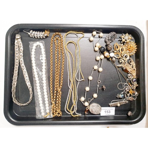 153 - A selection of costume jewellery. In house shipping available excluding the United States of America... 