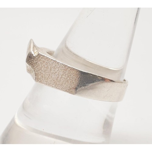 18 - Zoltan Popovits for Lapponia, a Finish hallmarked silver ring, weight 5g, size. In house shipping is... 