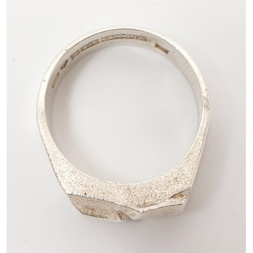 18 - Zoltan Popovits for Lapponia, a Finish hallmarked silver ring, weight 5g, size. In house shipping is... 
