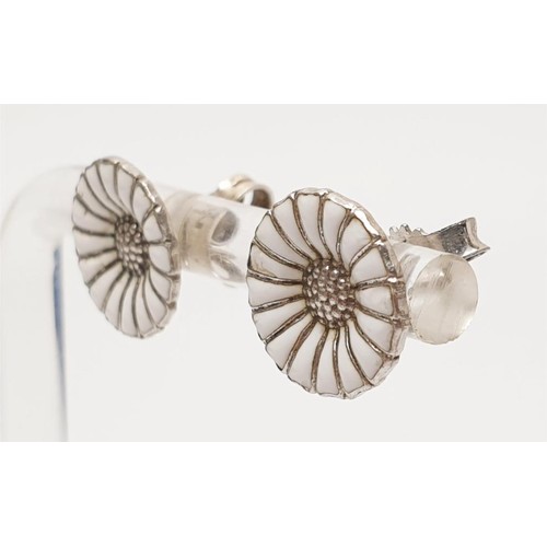 19 - Anton Michelsen for Georg Jensen, a pair of 925 silver daisy earrings. In house shipping is availabl... 