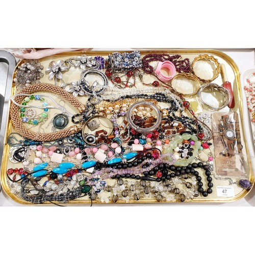 47 - A tray of costume jewellery. In house shipping available.