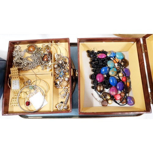 55 - A jewellery box and contents together with a Wall's branded champagne bottle coaster. In house shipp... 